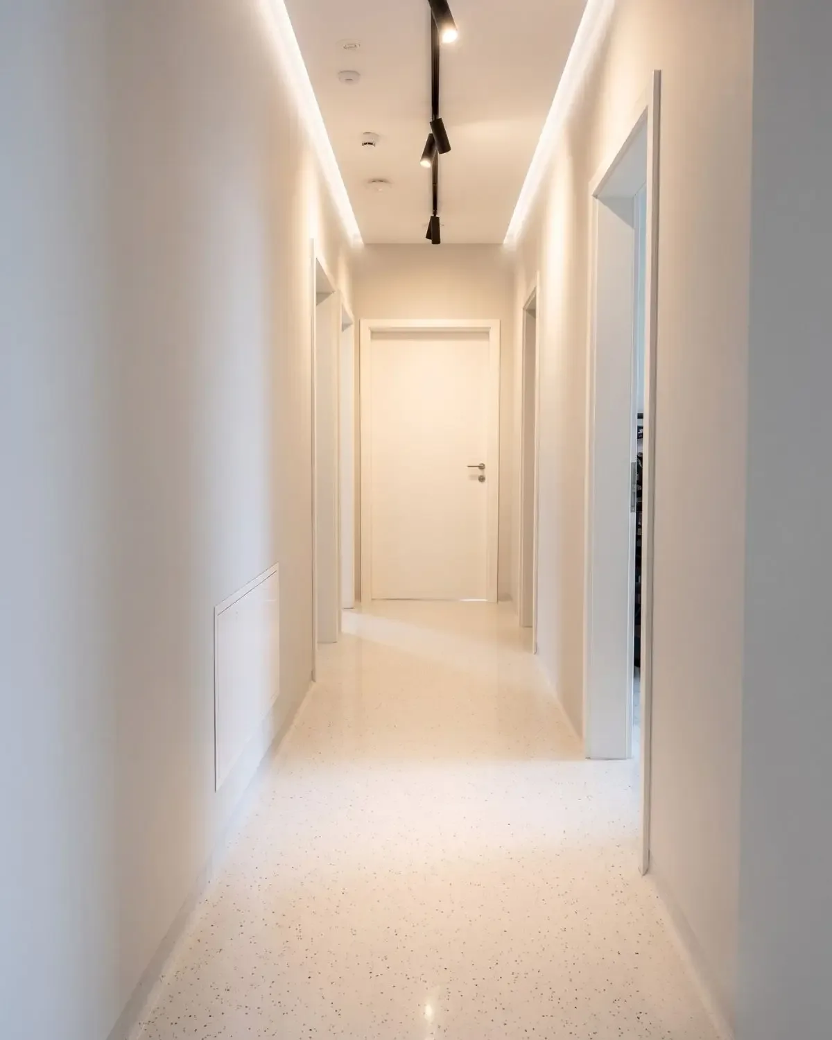 Svetel hodnik, ki povezuje ambulante in diagnostične prostore